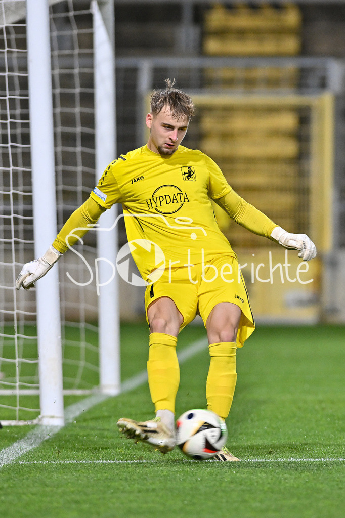 FC Bayern Amateure - TSV Schwaben Augsburg | im Bild Patrick SANDER (TSV #1) am Ball / Freisteller / Einzelfoto / Regionalliga Bayern: FC Bayern Muenchen II - TSV Schwaben Augsburg, Gruenwalder Stadion am am 25.10.2024