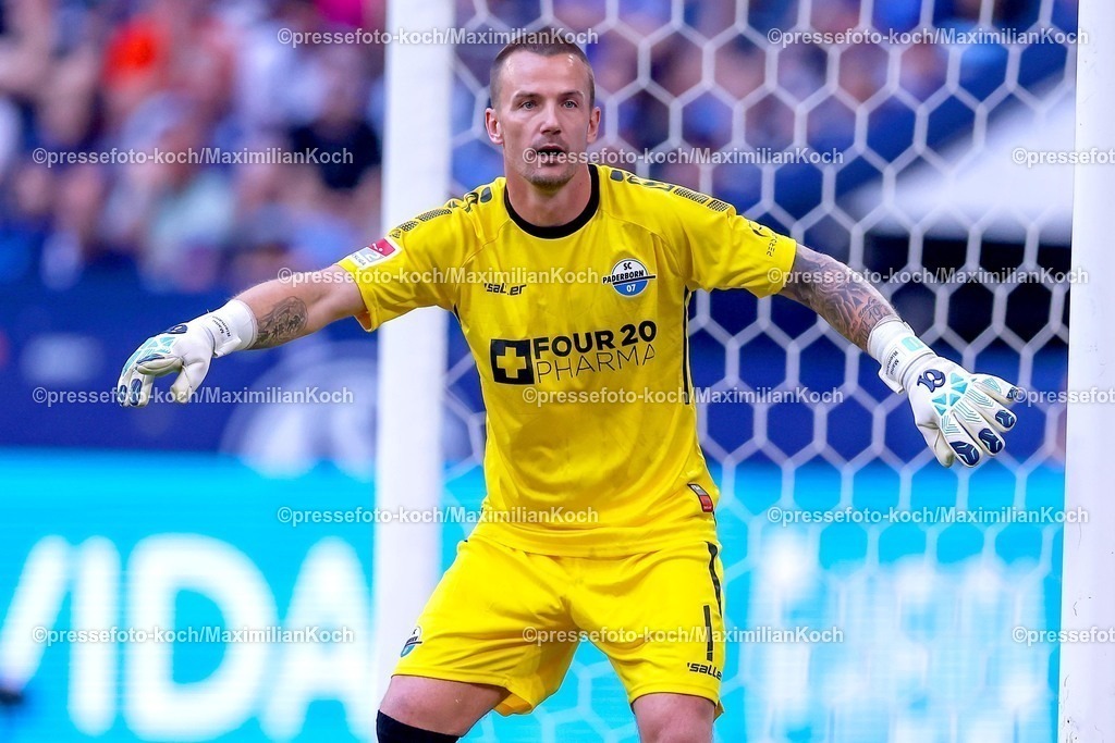 S0402052501036 | 02.05.2025, Fußball, FC Schalke 04 - SC Paderborn 07, 2.. Fußball Bundesliga, 32. Spieltag, Veltins-Arena Gelsenkirchen, Saison 2024 2025: Torwart Manuel Riemann (SC Paderborn #1) DFB regulations prohibit any use of photographs as image sequences and or quasi-video.
