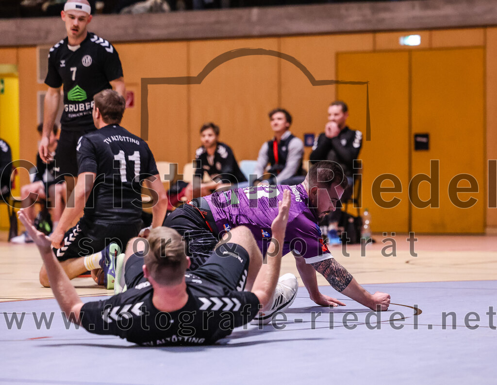 2024-11-09_035_SpVgg_Altenerding_gegen_TV_Altoetting | Erding, Deutschland, 09.11.2024:Handball, Bezirksoberliga Männer 2024 / 2025, 6. Spieltag, SpVgg Altenerding gegen TV Altötting, Endergebnis: 26:22Tobias Huber (TV Altötting, #11), Sebastian Forster (SpVgg Altenerding, #13)Foto: Christian Riedel / fotografie-riedel.net