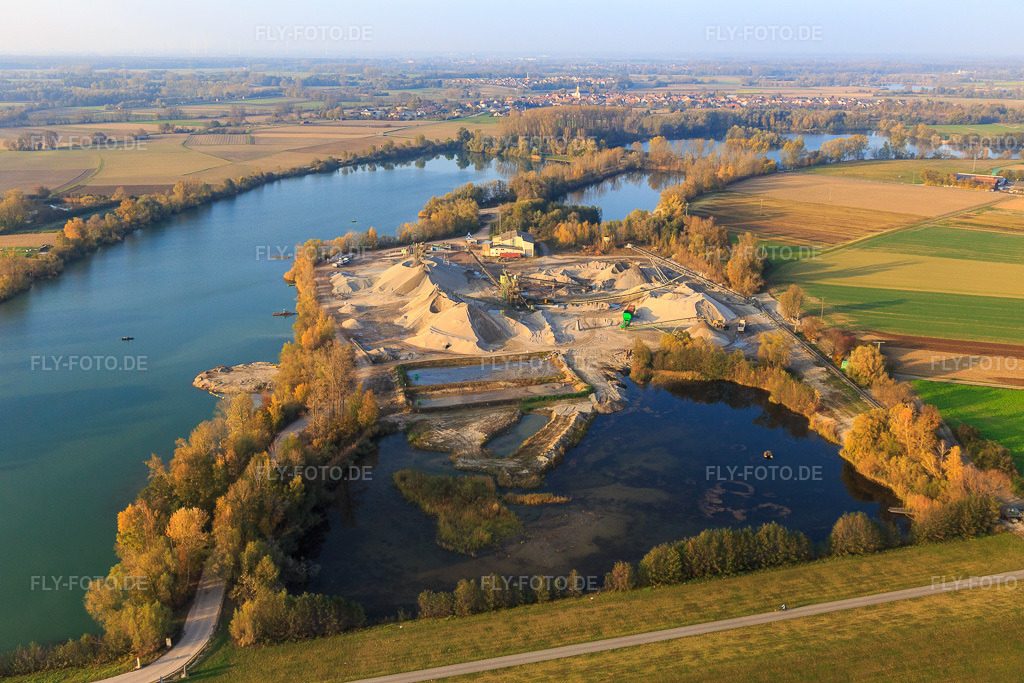Luftbild: Baggersee in den Rheinauen mit Kieswerk von Heidelberg Materials Mineralik in Neupotz im Bundesland Rheinland-Pfalz in Deutschland. Foto: IMG_104456.jpg vom 03.11.2017 durch Werner Riehm/FLY-FOTO.deHeidelberg Materials Mineralik Gebiet Süd-West | Heidelberg Materials Deutschland