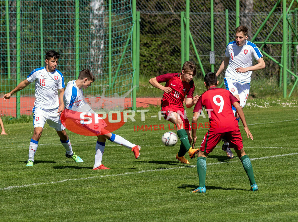 Portugal  U15 -Czech Republic U15 | MATYAS POTURNAY (Czech Republic #15) STEPAN BERAN (Czech Republic #2) AFONSO PATRÃO (Portugal #18) JIRI MICEK (Czech Republic #4) GABRIEL SILVA (Portugal #9) ; Portugal  U15 -Czech Republic U15 am 29.04.2022 in Arnoldstein
(Sportplatz), AUSTRIA, (Photo by Ernst Krawagner sport-fan.at) - Realisiert mit Pictrs.com