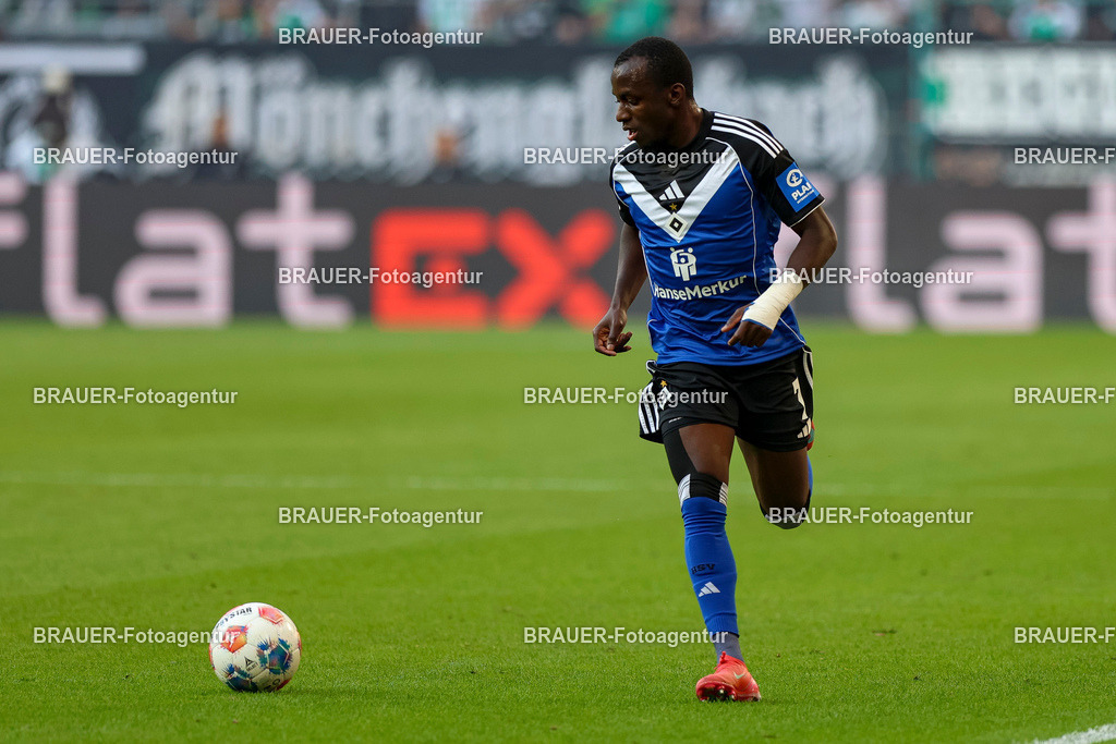 Borussia Mönchengladbach vs Hamburger SV - Bundesliga  | Mönchengladbach, Deutschland, 24.08.25:   Jean-Luc Dompe (Hamburger SV) in Aktion am Ball, Einzelaktion waehrend des Spiels der Bundesliga zwischen Borussia Mönchengladbach vs Hamburger SV im Stadion im Borussia Park(Foto von Brauer-Fotoagentur / Adrian Schlueter)