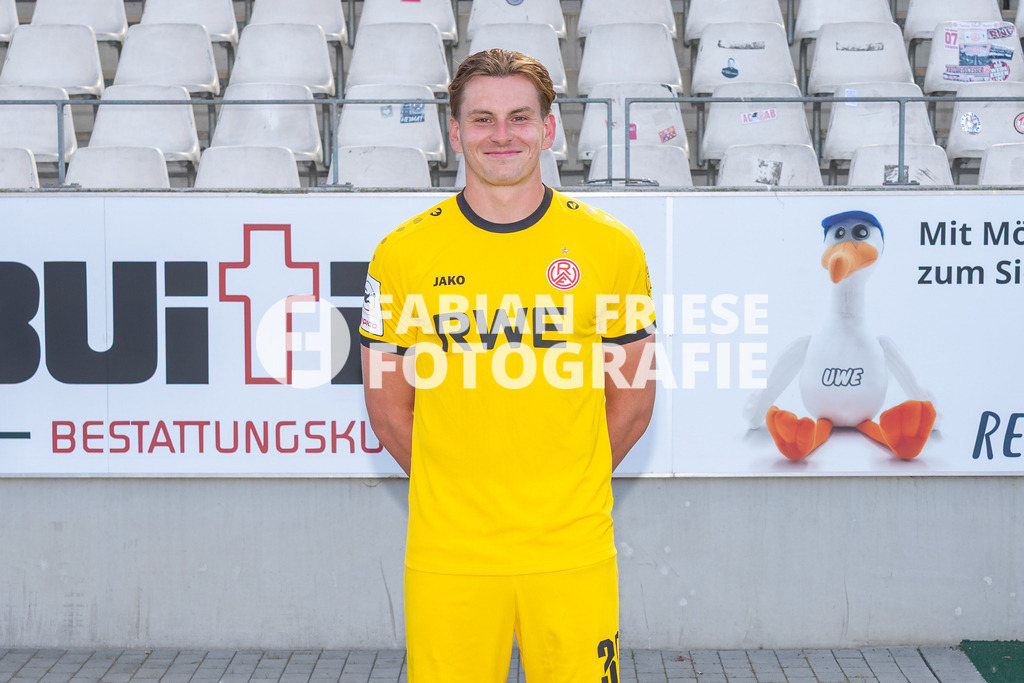 Rot-Weiss Essen; 3. Liga, Portraettermin 2026/2027, Foto: Eibner-Pressefoto/Fabian Friese | Felix Wienand (Rot-Weiss Essen, #35),Rot-Weiss Essen; 3. Liga, Portraettermin 2026/2027, Foto: Eibner-Pressefoto/Fabian Friese - Realisiert mit Pictrs.com