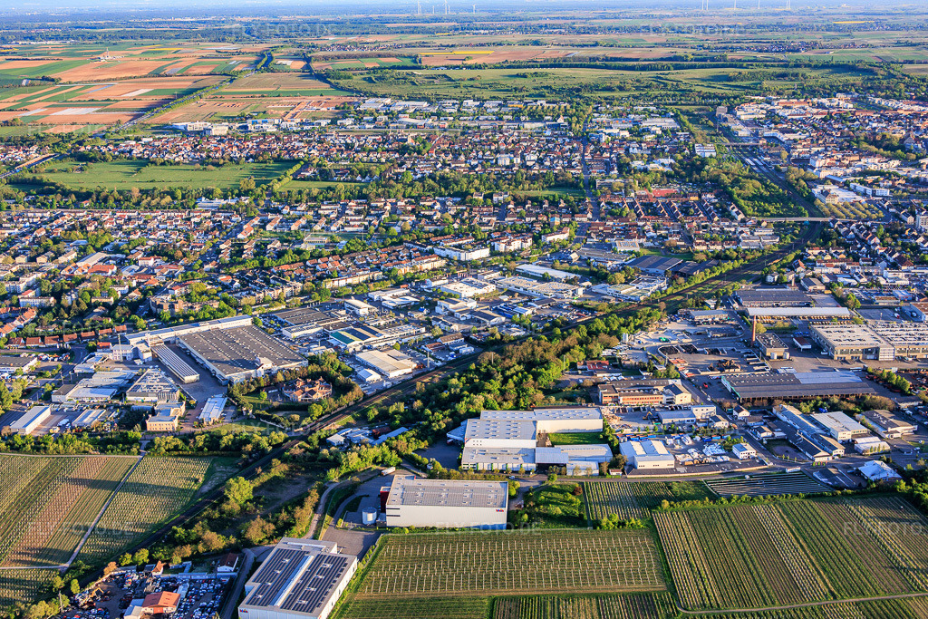 Luftbild: Stadtansicht aus Norden mit Gewerbegebiet Nord, Horstring und Queichheim in Landau in der Pfalz im Bundesland Rheinland-Pfalz in Deutschland.Foto: IMG_155082.jpg vom 24.04.2026 durch Werner Riehm/FLY-FOTO.deAuflösung des Originals: 5780 x 3853 px