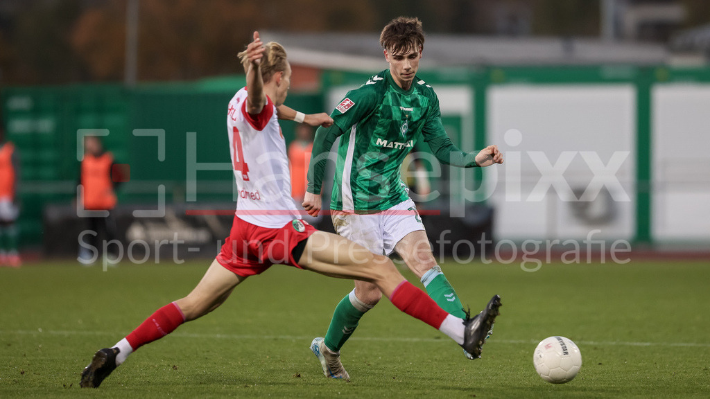 Fussball, Regionalliga Nord, SV Werder Bremen II - VfB Lübeck | v.li.: Mika Lehnfeld (VfB Lübeck, 44) zbd Paul Levi Wagner (SV Werder Bremen II, 29) im Zweikampf, Duell, Dynamik, Aktion, Action, Spielszene