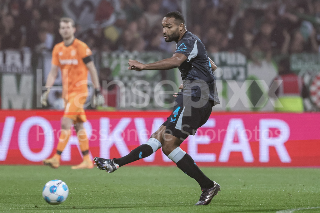 Fussball, Bundesliga, SV Werder Bremen - Bayer 04 Leverkusen | v.li.: Jonathan Tah (Bayer 04 Leverkusen, 4) am Ball, Einzelbild, Ganzkörper, Aktion, Action, Spielszene, DIE DFL-RICHTLINIEN UNTERSAGEN JEGLICHE NUTZUNG VON FOTOS ALS SEQUENZBILDER UND/ODER VIDEOÄHNLICHE FOTOSTRECKEN. DFL REGULATIONS PROHIBIT ANY USE OF PHOTOGRAPHS AS IMAGE SEQUENCES AND/OR QUASI-VIDEO.