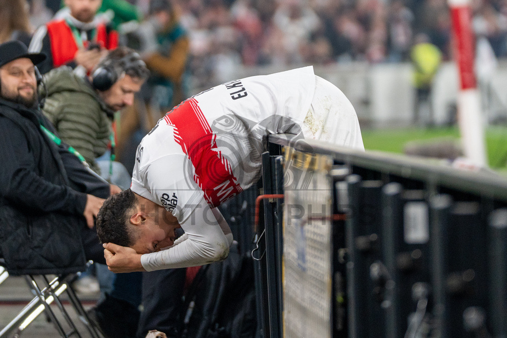VfB Stuttgart vs. SC Freiburg, Fussball, DFB-Pokal, Halbfinale, 23.04.2026 | Bilal El Khannouss (VfB Stuttgart, #11) ist frustriert da er die Riesengelegenheit liegen gelassen hat, dabei legt er sich ueber die Bande,VfB Stuttgart vs. SC Freiburg, Fussball, DFB-Pokal, Halbfinale, 23.04.2026DFB regulations prohibit any use of photographs as image sequences and/or quasi-video