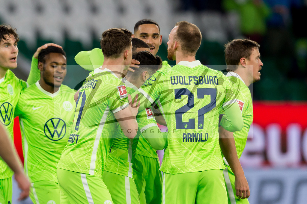 WOBFUE20220206_018 | Fussball, Herren: Aster Vranckx (VfL Wolfsburg) Torjubel, jubelt mit seiner Mannschaft nach dem Treffer zum 1:0 bei dem Spiel der 1. Bundesliga zwischen VfL Wolfsburg und SpVgg Greuther Fuerth in der Volkswagen Arena am 06.02.2022 in Wolfsburg, Deutschland.DFB / DFL REGULATIONS PROHIBIT ANY USE OF PHOTOGRAPHS AS IMAGE SEQUENCES AND/OR QUASI-VIDEO. - Realisiert mit Pictrs.com