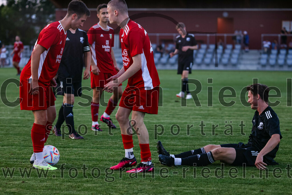 2023-07-20_045_FC_Finsing_gegen_TSV_Wartenberg | Finsing, Deutschland, 20.07.2023:
Fußball, Kreisliga 2023 / 2024, Testspiel, FC Finsing gegen TSV Wartenberg, Endergebnis: 1:0

Daniel Bauer (TSV Wartenberg, #14), Luca Neske (TSV Wartenberg, #29), Maximilian Eberhart (FC Finsing, #21)

Foto: Christian Riedel / fotografie-riedel.net