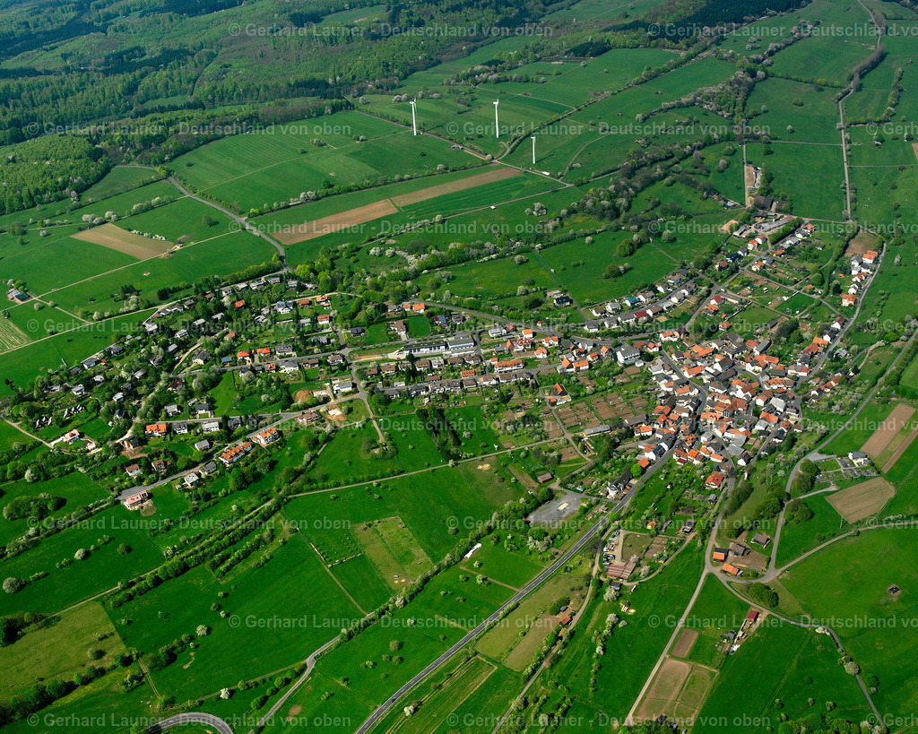 2615176 | BETZENROD 07.06.2006 Ortsansicht am Rande von landwirtschaftlichen Feldern und Nutzflächen  in Betzenrod im Bundesland Hessen, Deutschland // Village view on the edge of agricultural fields and land  in Betzenrod in the state Hesse, Germany Foto: Gerhard Launer