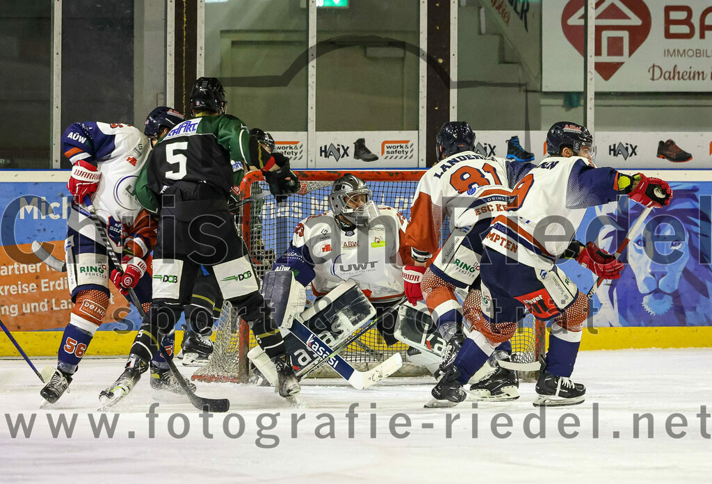 2023-03-03_070_TSV_Erding_gegen_ESC_Kempten | Erding, Deutschland, 03.03.2023:
Eishockey, Bayernliga Playoffs 2022 / 2023, Viertelfinale, TSV Erding gegen ESC Kempten, Endergebnis: 9:3

Florian Zimmermann (Erding Gladiators, #5), Torwart Danny Schubert (ESC Kempten, #29), LouisLanderer (ESC Kempten, #81), Michel Maaßen (ESC Kempten, #9)

Foto: Christian Riedel / fotografie-riedel.net