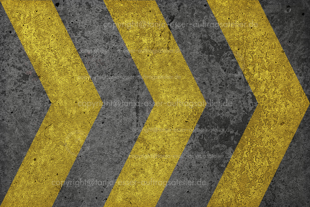 Gold painted concrete arrow | Eine Wand aus Beton ist mit goldenen Pfeilen versehen. Ideal als Hintergrund zum Thema Industrie, Punk, Rock, Straße oder als Wegweiser.
