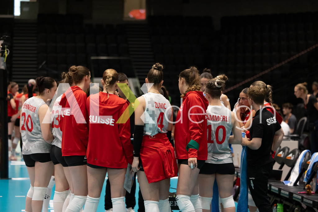 Georgia v Switzerland - CEV European League Women | KRIENS, SWITZERLAND - JUNE 12: Team of Switzerland during the CEV European League match between Georgia and Switzerland at Pilatus Arena on June 12, 2026 in Kriens, Switzerland. - Realisiert mit Pictrs.com