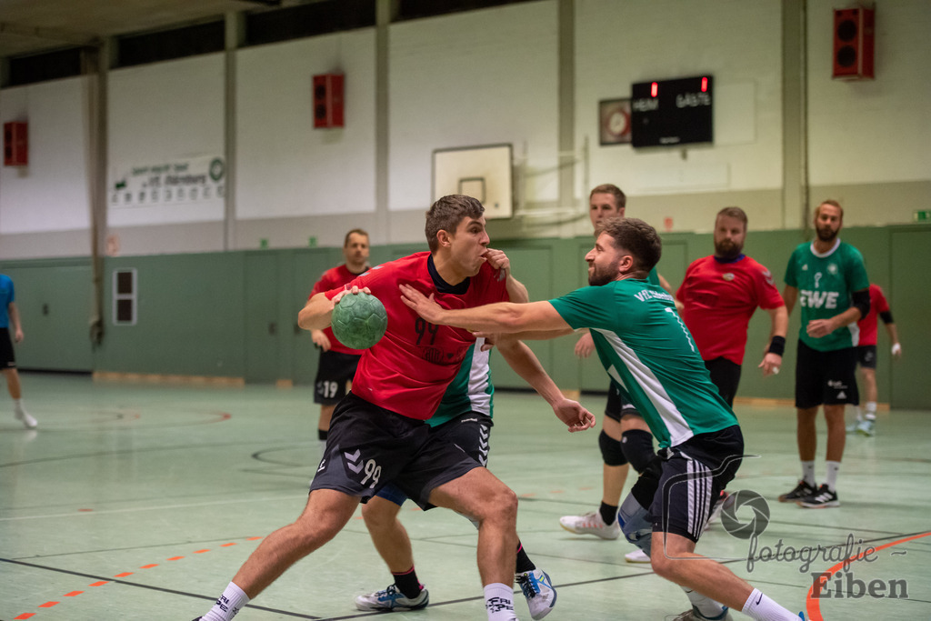 VFL Oldenburg-SG FriPe | Herren Regionsoberliga; VFL Oldenburg (grün)-SG FriPe (rot) am 04.11.2023 in Oldenburg (Robert-Schumann-Halle Oldenburg), Deutschland, Photo: Philip Eiben 2023 - Realisiert mit Pictrs.com