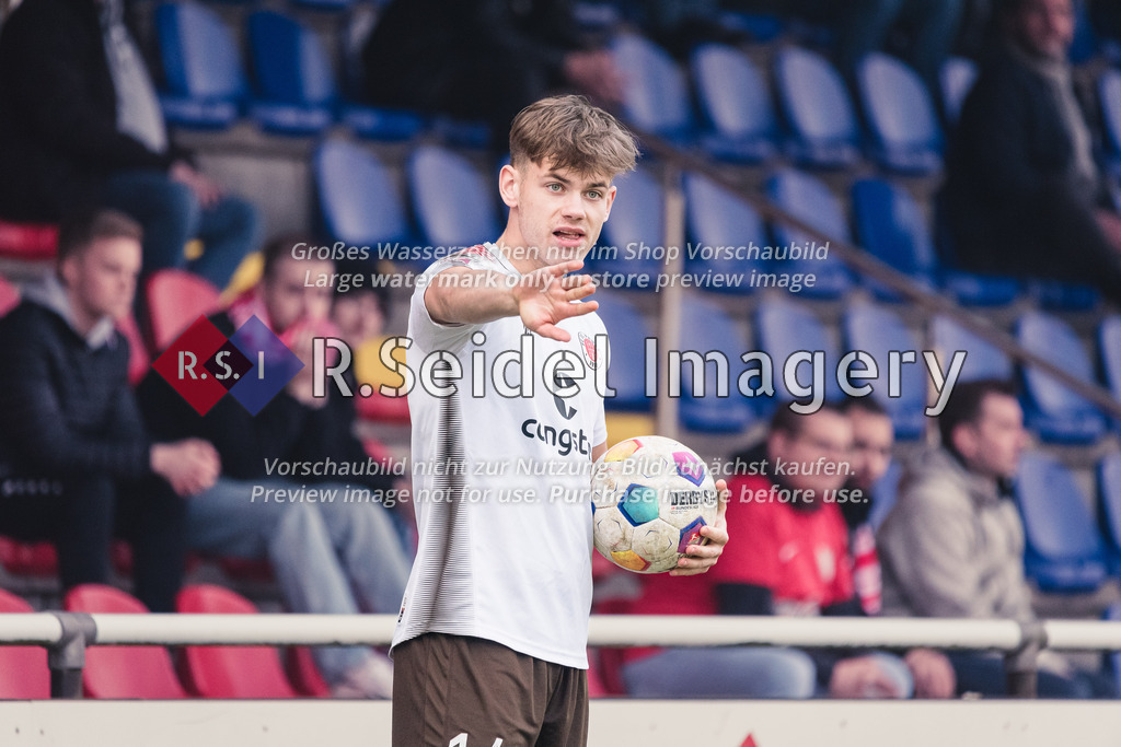 RS-1-030557 | Marc Niclas Dühring (#14, FCSP) schickt seinen Mitspieler weiter zurück vor dem Einwurf