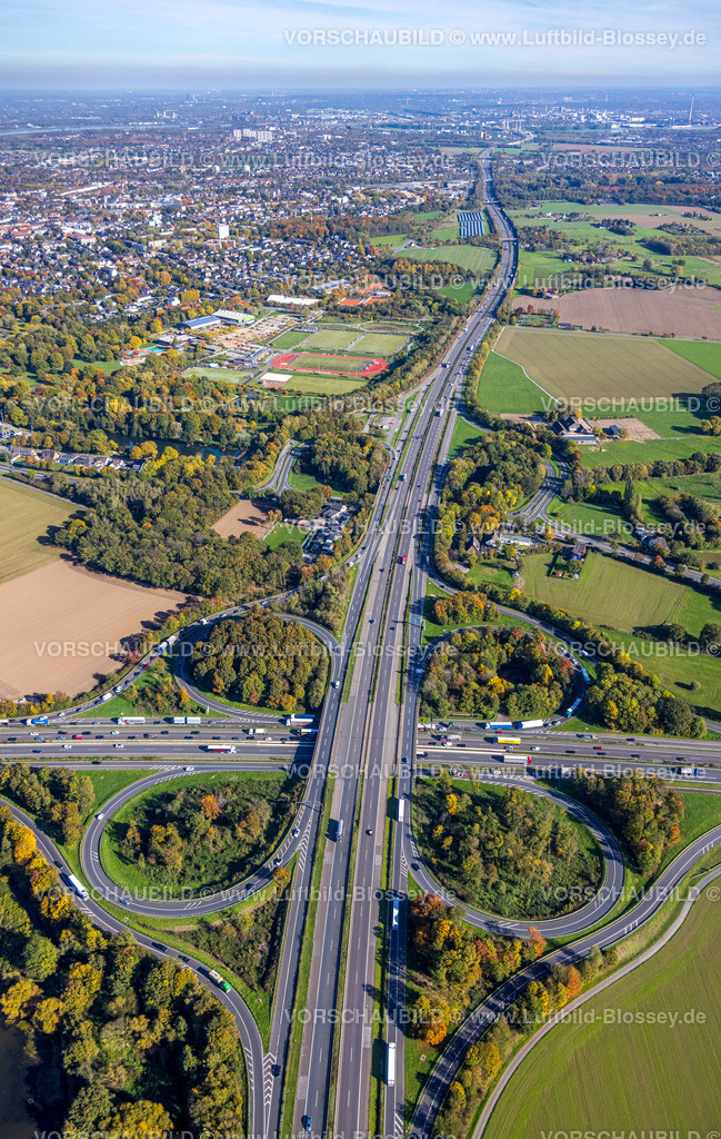 Moers221004037 | Luftbild, Autobahnkreuz Moers, Autobahn A40 und Autobahn A57, Moers-Hülsdonk, Moers, Ruhrgebiet, Nordrhein-Westfalen, Deutschland