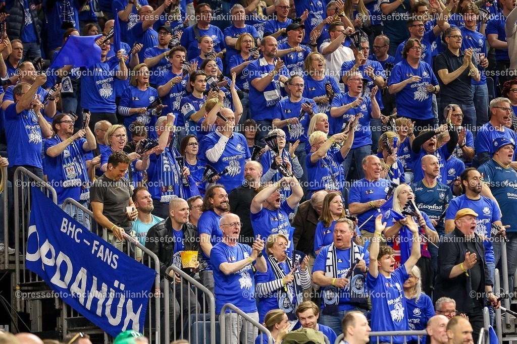 xSSCx18042602007 | 18.04.2026, xsscx, Handball, DHB-Pokal Lidl Final4, Halbfinale, Bergischer HC - SC Magdeburg, Saison 2025 / 2026 Herren, Lanxess Arena, Köln: Die Fans des Bergischer HC feuern ihre Mannschaft an Photo: xSandraxScherningxPressefotoKochx