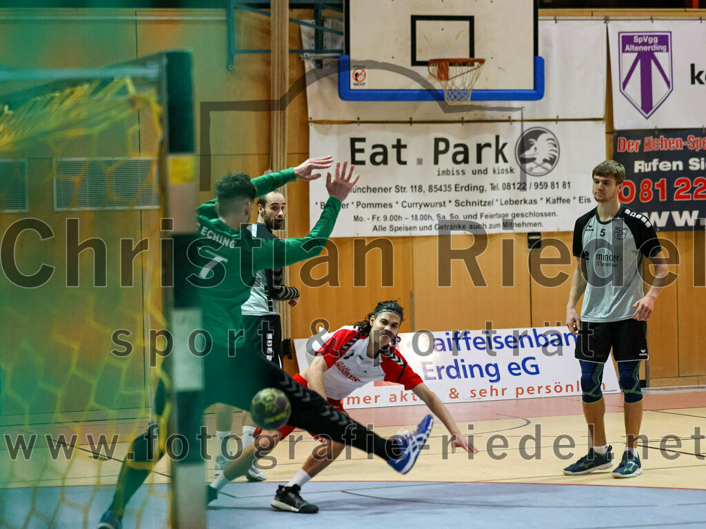 2023-01-21_002_SpVgg_Altenerding_gegen_SC_Eching | Erding, Deutschland, 21.01.2023:
Handball, Bezirksoberliga Männer 2022 / 2023, 12. Spieltag, SpVgg Altenerding gegen SC Eching, Endergebnis: 29:34

Torwart Robin Jahn (SC Eching, #87), Luis Leitner (SpVgg Altenerding, #31), Simon Pfannes (SC Eching, #5)

Foto: Christian Riedel / fotografie-riedel.net