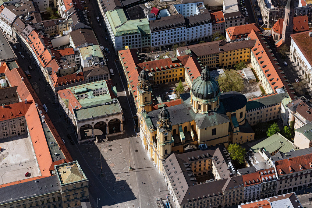 dr__0051961.jpg | MüNCHEN 23.04.2020 Feldherrnhalle und Theatinerkirche am Odeonsplatz in der Maxvorstadt in München im Bundesland Bayern. Die Feldherrnhalle ist eine klassizistische Loggia am südlichen Ende des Odeonsplatzes. Daneben steht die katholische Stiftskirche St. Kajetan des Theatinerordens. Sie war Hofkirche und ist mit ihren beiden Türmen im italienischen Spätbarock Teil des Ensembles am Odeonsplatz und damit Wahrzeichen und Touristenmagnet in der Stadt. // Feldherrnhalle and Theatine Church of St. Cajetan on the square Odeonsplatz in the Maxvorstadt part of Munich in the state of Bavaria. The Feldherrnhalle ( "Field Marshals' Hall") is a monumental loggia on the southern edge of the square. Next to it is the catholic church, a former court and royal church of the Theatine Order. With its two towers in the italian late baroque style, it is part of the Odeon's Square complex of buildings and landmarks. Foto: Daniel Reiter