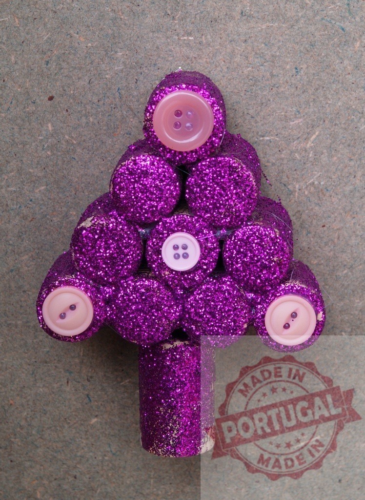 Christmas tree made of purple wine corks and pink buttons standing on gray background | Sparkling purple christmas tree made with recycled wine corks and pink buttons lying on gray background, diy and eco friendly christmas decoration - Realisiert mit Pictrs.com