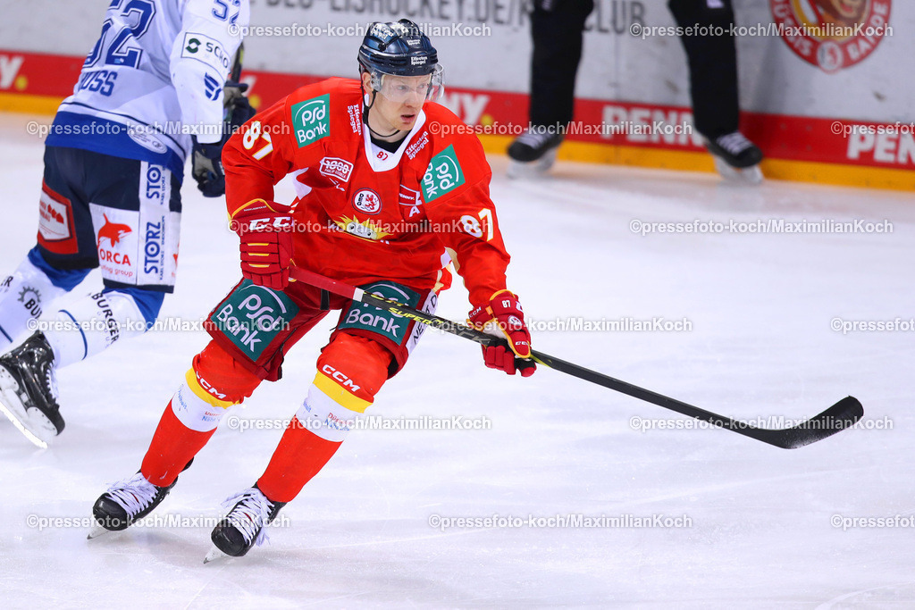 DueDEL28022301018 | Düsseldorf, 28.02.2023, Eishockey, Penny DEL, 58. Spieltag, PSD-BANK Dome, Düsseldorfer EG - Schwenninger Wild Wings: Philip Gogulla von Düsseldorfer EG bei seinem 1000. Spiel in der DEL in Aktion