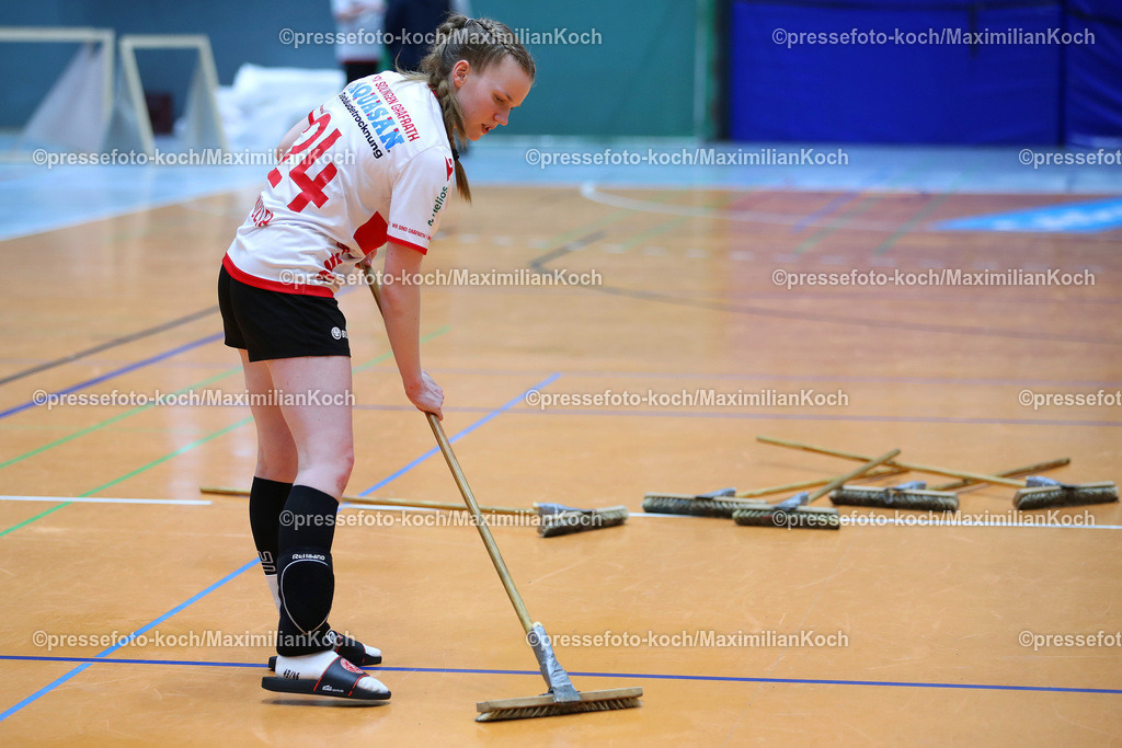 SG2HBF04032302200 | 04.03.2023, Solingen, Handball, Klingenhalle, 2. Handballbundesliga Frauen, 20. Spieltag Saison 2022 2023, HSV Solingen-Gräfrath 76 - TG Nürtingen: Merit Müller von HSV Solingen-Gräfrath steht nach dem Spiel Sieg auf dem Spielfeld und kehrt den Hallenboden mit einem Besen