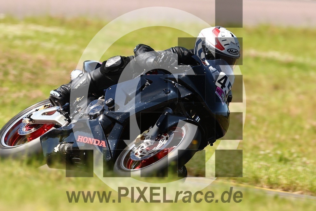 0045-20250622_00691 | Schöne Erinnerungen an spannende Momente - das festzuhalten ist unser Job. PIXELrace.de ist seit 2003 auf den Rennstrecken Europas unterwegs um die Action draußen beim Fahren und die wunderbare Stimmung imm Fahrerlager für euch einzufangen.