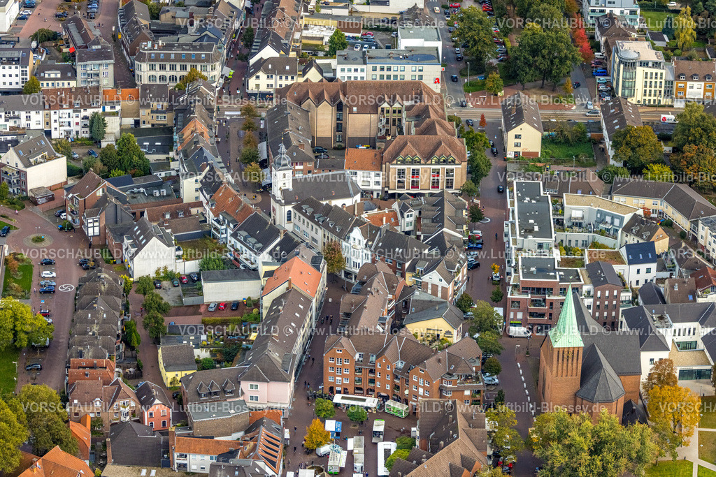 Dinslaken241009103 | Luftbild, Kolpingstraße Innenstadtansicht, Kirche Sankt Vincentius und Altmarkt, evang. Stadtkirche und Einkaufszentrum mit Bürgerbüro, Dinslaken, Ruhrgebiet, Nordrhein-Westfalen, Deutschland