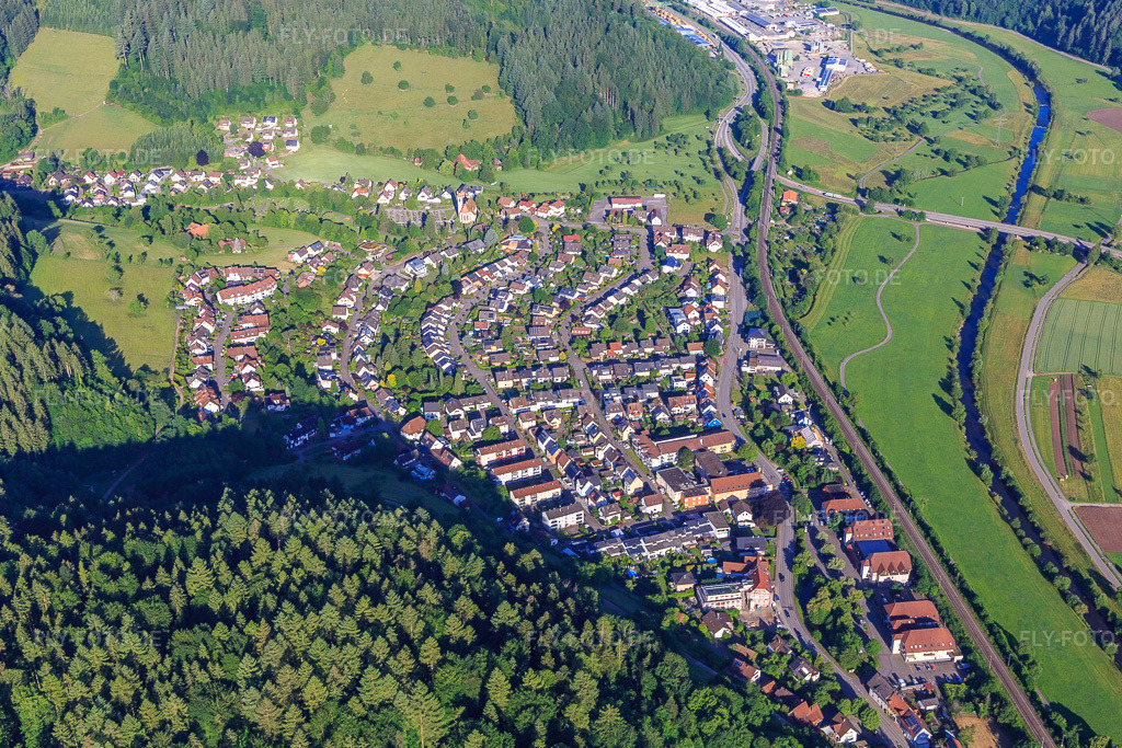 Luftbild: Ortsansicht aus Nordosten in Hausach im Bundesland Baden-Württemberg in Deutschland. Foto: IMG_147678.jpg vom 30.05.2025 durch Werner Riehm/FLY-FOTO.de