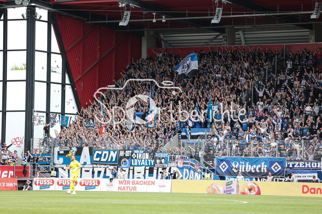 SSV Jahn Regensburg - Hamburger SV | Die mitgereisten Fans aus Hamburg machen ordentlich Stimmung in Regensburg / Ultras / DFL REGULATIONS PROHIBIT ANY USE OF PHOTOGRAPHS AS IMAGE SEQUENCES AND/OR QUASI-VIDEO