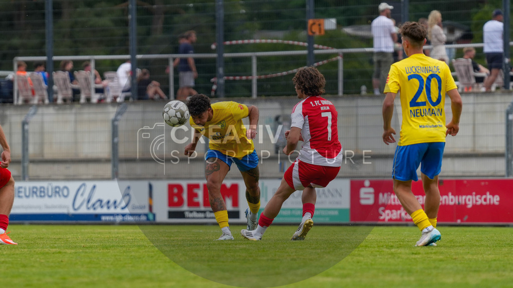 Fußball, Herren, Saison 2025/2026, 3. Luckenwalder Turmpokal, Werner-Seelenbinder-Stadion Luckenwalde, Spiel: FSV 63 Luckenwalde vs. 1.FC Union Berlin U19,  | Fußball, Herren, Saison 2025/2026, 3. Luckenwalder Turmpokal, Werner-Seelenbinder-Stadion Luckenwalde, Spiel: FSV 63 Luckenwalde vs. 1.FC Union Berlin U19,  Im Bild: Andreas Pollasch (gelb, Luckenwalde) und Musa Alkan (r. Union) - Realisiert mit Pictrs.com