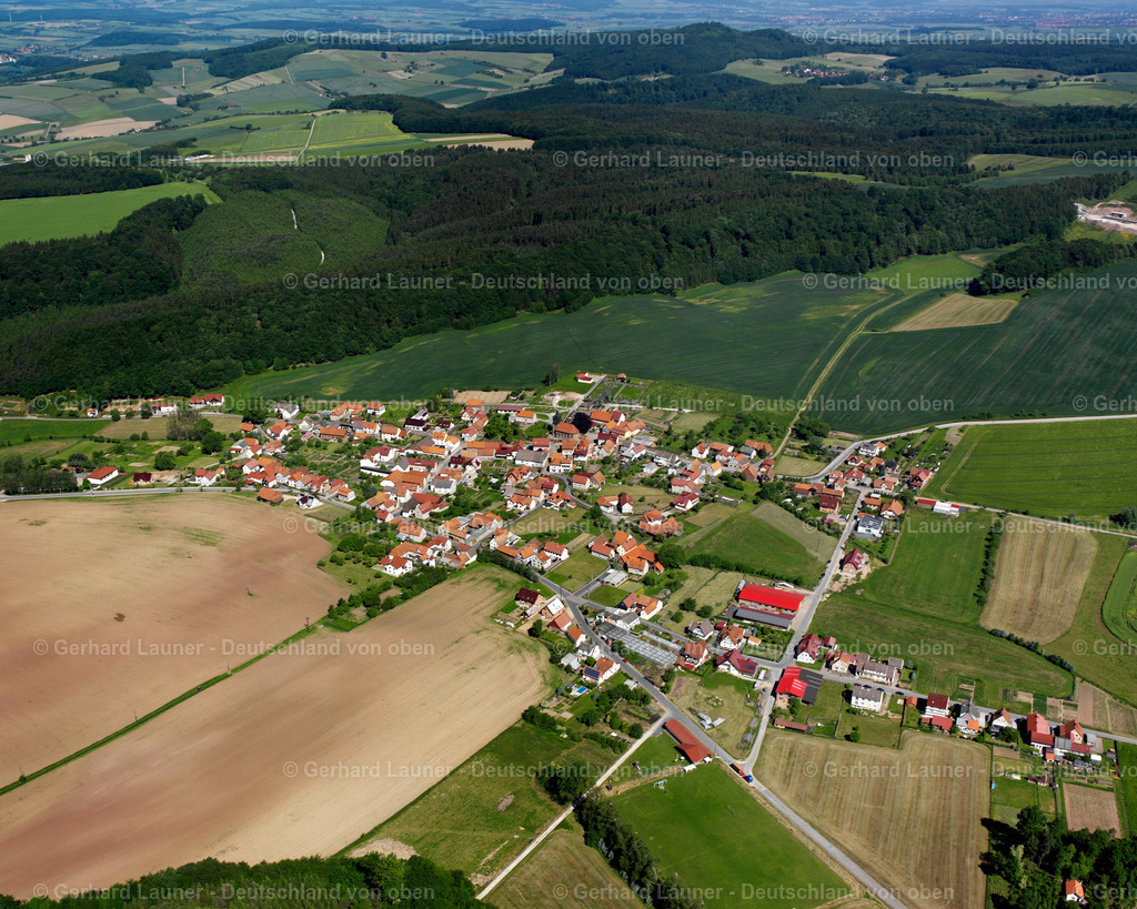 2634031 | RUSTENFELDE 09.06.2006 Landwirtschaftliche Nutzflächen und Feldgrenzen  umsäumen das Siedlungsgebiet des Dorfes in Rustenfelde im Bundesland Thüringen, Deutschland // Agricultural land and field boundaries surround the settlement area of the village  in Rustenfelde in the state Thuringia, Germany Foto: Gerhard Launer