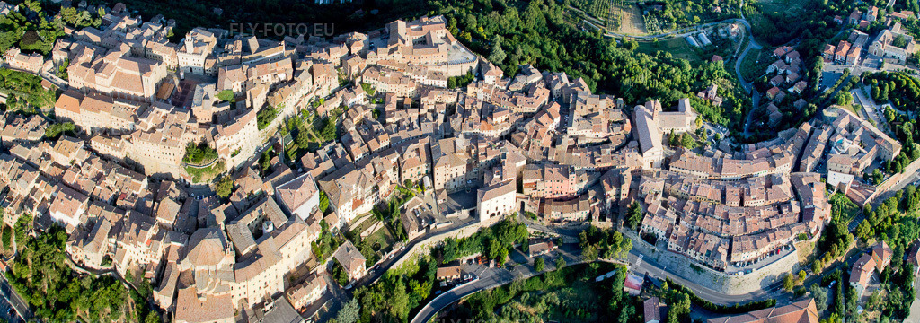 Vue aérienne: Vue de la ville à Montepulciano dans le département Siena, Italie. Photo: IMG_43417-Bearbeitet.jpg prise le 25/07/2011 par Werner Riehm/FLY-FOTO.eu – Résolution de l'original: 10145 x 3568 px