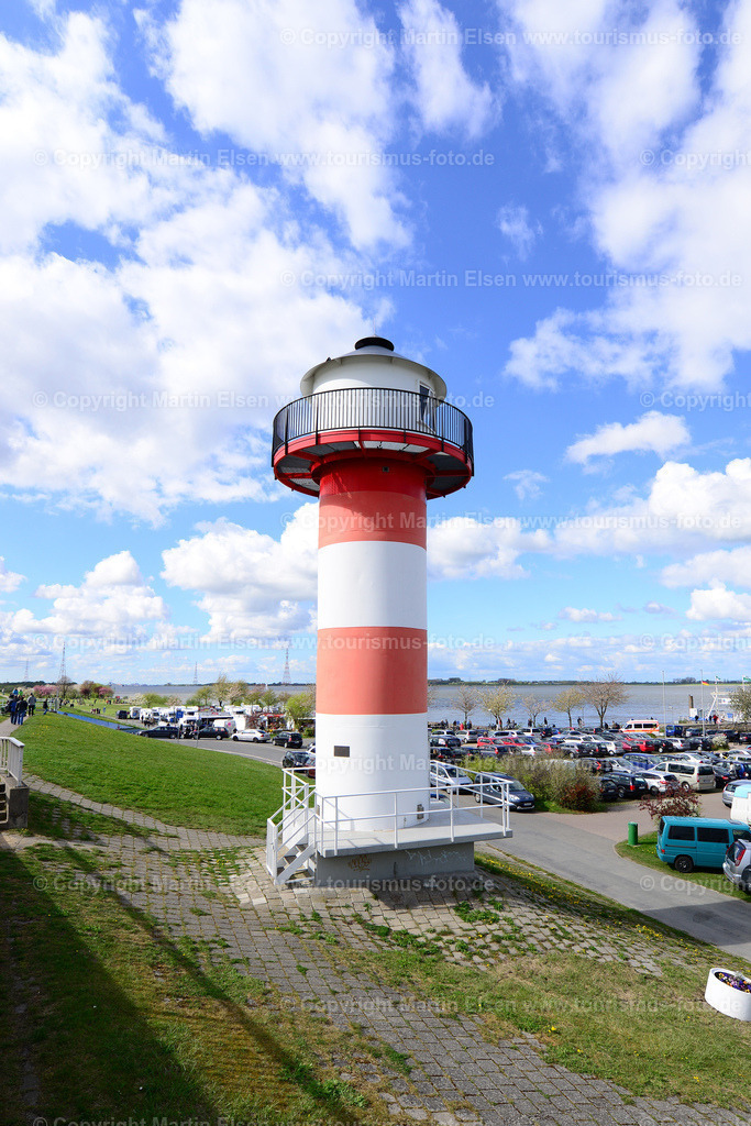 Lühe Leuchtturm_ELS_7448150501a | Lühe Anleger,Elbe, - Aufnahmedatum: 01.05.2015, Aufnahmehoehe:  m, Koordinaten:  - , Bildgroesse: 3462 x  5187 Pixel - Copyright 2015 by Martin Elsen, Kontakt: Tel.: +49 157 74581206, E-Mail: info@schoenes-foto.deSchlagwoerter:Luehe Anleger,Elbe, Dat ole Land,Schiffe,Angler,Tourismus,Bluete,Kirsche,Luehe,Radfahrer,Fluss,Deich,malerisch,Leuchtturm, - Realisiert mit Pictrs.com