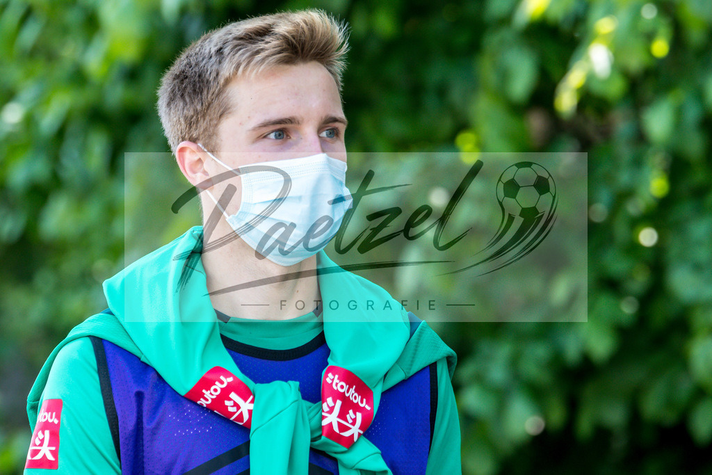TRASVW20200521_0102 | Fussball, Herren: Johannes Eggestein (Werder Bremen) schaut auf dem Weg in die Kabine vom Trainingsplatz am 21.05.2020 in Bremen, Deutschland. - Realisiert mit Pictrs.com