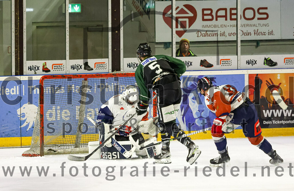 2023-03-07_088_TSV_Erding_gegen_ESC_Kempten | Erding, Deutschland, 07.03.2023:
Eishockey, Bayernliga Playoffs 2022 / 2023, Viertelfinale, TSV Erding gegen ESC Kempten, Endergebnis: 9:3

Torwart David Blaschta (ESC Kempten, #1),Florian Zimmermann (Erding Gladiators, #5), Nikolas Oppenberger (ESC Kempten, #10)

Foto: Christian Riedel / fotografie-riedel.net