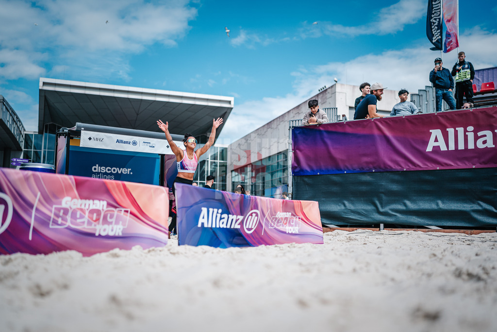 Beachvolleyball | Frauen | German Beach Tour 2024 | Tourstop Bremen | 09.06.2024 | Thainara Mylena Feitosa de Oliveira (BRA) läuft in die Arena ein
