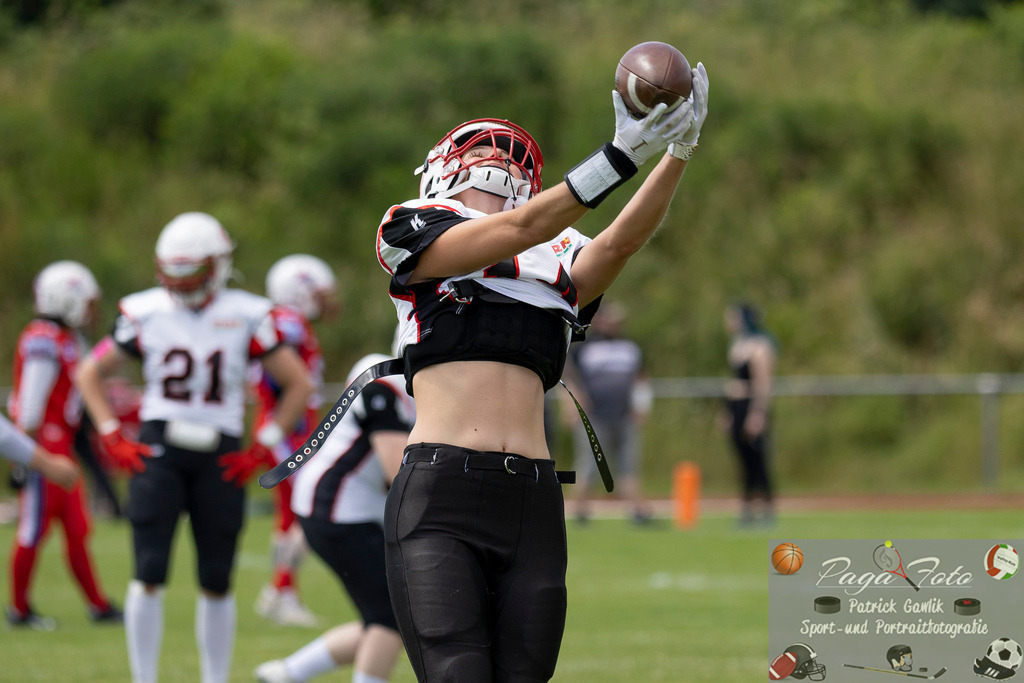GFLW 1: German Football League Women 1: Rodgau Pioneers Ladies - Stuttgart Scorpions Sisters, 07.06.2026 | Virginia Weipert (Stuttgart Scorpions Sisters #14) fängt einen Ball,, Freisteller, Portrait / Porträt, Rodgau Pioneers Ladies - Stuttgart Scorpions Sisters, Rodgau, Maingau-Energie-Stadion "Am Weichsee", 7.6.2026 - Realisiert mit Pictrs.com