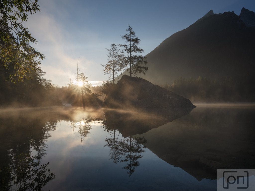 Hintersee | Diese Bilder erzählen Geschichten von Ruhe, Erneuerung und der zeitlosen Schönheit der Natur. Ein Sonnenaufgang am Hintersee ist nicht nur ein Augenschmaus, sondern auch ein Erlebnis, das die Sinne beflügelt und die Magie dieses Ortes einfängt.