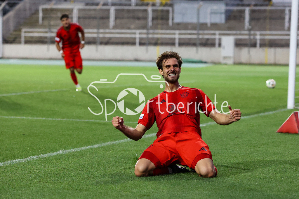 FC Bayern Amateure - SpVgg Bayreuth | Grenzenloser Jubel nach dem Treffer zum 4-2 durch Emirhan DEMIRCAN (FCB #11) / Freude / Happy / Tor / Torschuezte / Luca DENK (FCB #6)