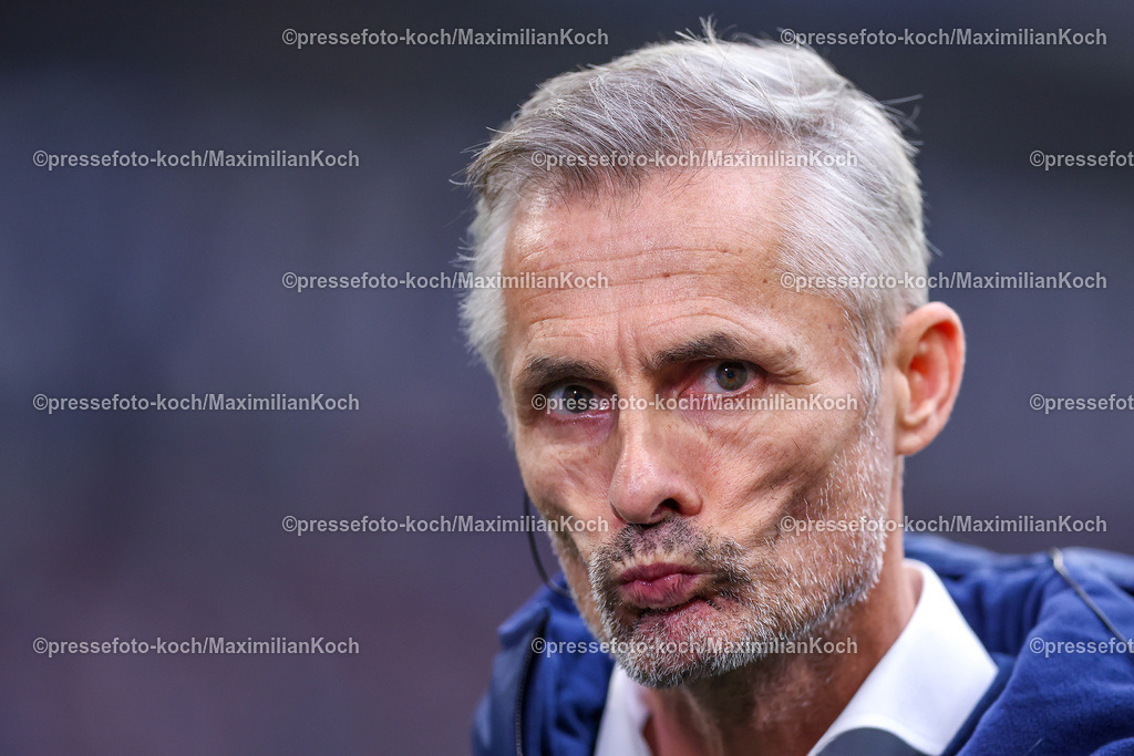 Schalke10112402086 | 10.11.2024, Fußball, FC Schalke 04 - SSV Jahn Regensburg, 2. Fußball Bundesliga, Veltins-Arena Gelsenkirchen, Saison 2024 2025: Trainer Kees van Wonderen (S04 Cheftrainer) DFB regulations prohibit any use of photographs as image sequences and or quasi-video.