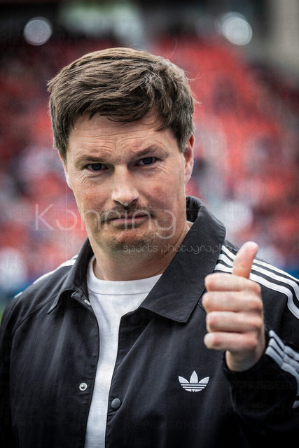 German Bundesliga, Bayer 04 Leverkusen vs. Hamburger SV, 16.05.2026 | LEVERKUSEN, GERMANY - MAY 16, 2026 :  Merlin Polzin (Head Coach Hamburger SV) showing thumb up before the German Bundesliga match on gameday 34 between Bayer 04 Leverkusen vs. Hamburger SV at BayArena on May 16, 2026 in Leverkusen, Germany. DFL REGULATIONS PROHIBIT ANY USE OF PHOTOGRAPHS AS IMAGE SEQUENCES AND/OR QUASI-VIDEO.
