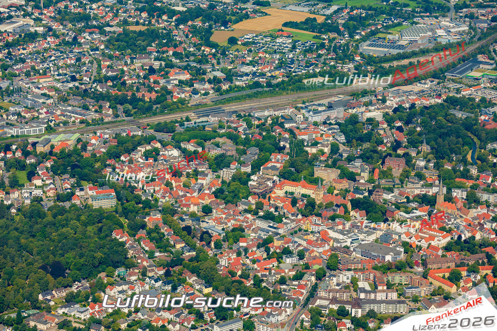 Übersichts Bild Herford - Die Luftaufnahme wurde 2025 vom UL-Flugzeug heraus erstellt ( keine Drohnenaufnahme ) - Hochauflösende Luftaufnahme - für Wandbilder und großformatige Ausdrucke geeignet. Das besondere Geschenk!Hier alle&nbsp;Infos zur Lizenzierung der LuftaufnahmeWir fliegen auch dieses Jahr wieder in Ihre Region um Luftbilder zu erstellen.- Luftbild anfragen