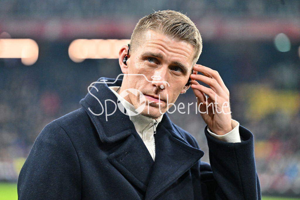 Augsburger Panther - EC VSV | im Bild Nils PETERSEN als Experte im TV / Freisteller / Einzelfoto / Testspiel: RB Salzburg - FC Bayern Muenchen, Red Bull Arena am 06.01.2025