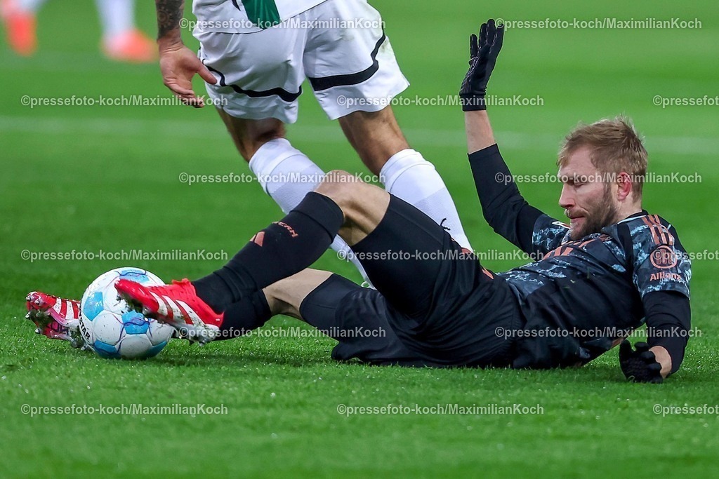 BMG11012502152 | 11.01.2025, Fußball, Borussia Mönchengladbach - FC Bayern München, 1. Fußball Bundesliga, Borussia-Park, Saison 2024 2025: Konrad Laimer (Bayern #27) liegt auf dem Spielfeld DFB regulations prohibit any use of photographs as image sequences and or quasi-video.