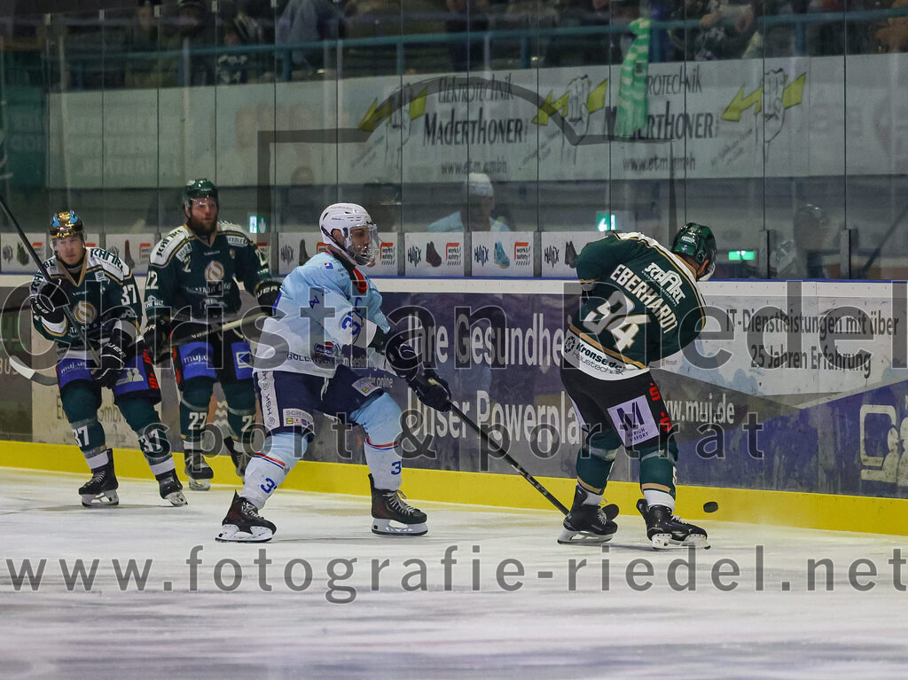 2025-12-23_036_TSV_Erding_gegen_Heilbronner_Falken | Erding, Deutschland, 23.12.2025:Eishockey, Oberliga Süd 2025 / 2026, 29. Spieltag, TSV Erding gegen Heilbronner Falken, Endergebnis: 5:4Thomas Matheson (Erding Gladiators, #37), Grady Hobbs (Erding Gladiators, #22), Markus Eberhardt (Erding Gladiators, #94)Foto: Christian Riedel / fotografie-riedel.net