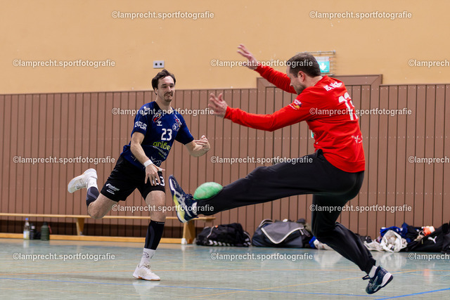 Handball I Herren I Saison 2025-2026 I SHSE Manfred-Frank-Pokal I Viertelfinale I HSG Kalkberg 06 II - HSG Kalkberg 06 024 | v.l. Mattis Ole Mielau (23, HSG Kalkberg 06), Jan Gierke (37, HSG Kalkberg 06 II) - Realisiert mit Pictrs.com