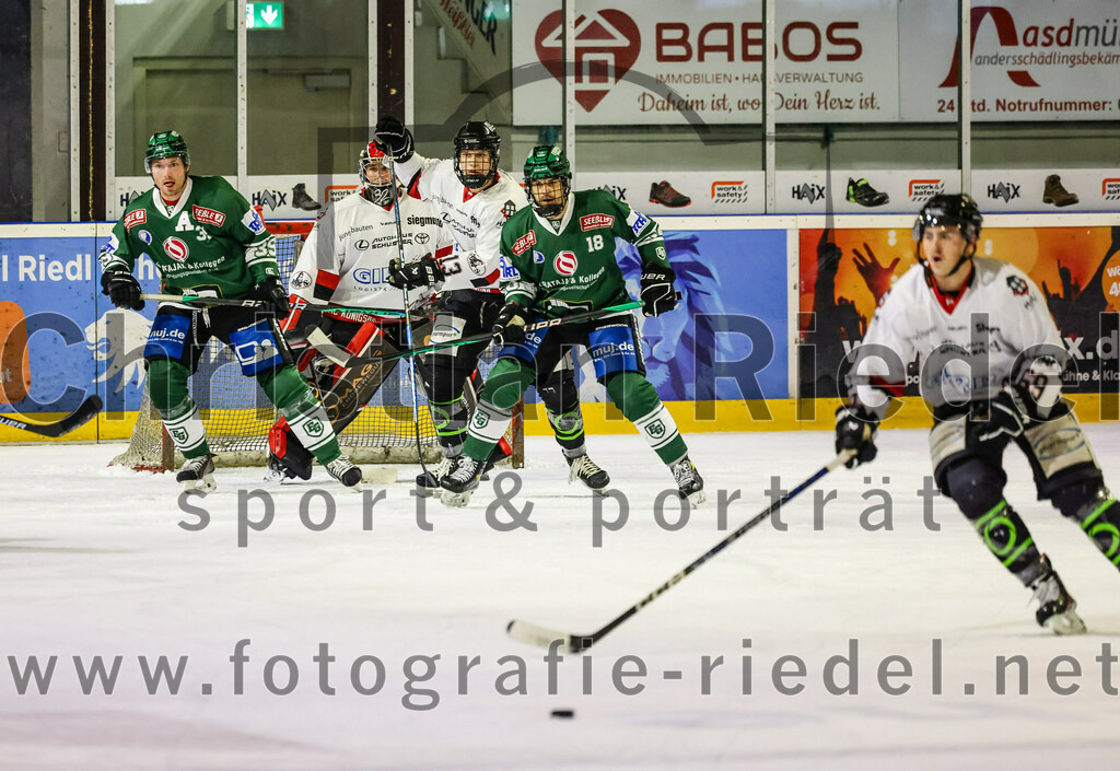 2023-11-12_053_TSV_Erding_gegen_EHC_Koenigsbrunn | Erding, Deutschland, 12.11.2023:
Eishockey, Bayernliga Vorrunde 2023 / 2024, 9. Spieltag, TSV Erding gegen EHC Königsbrunn, Endergebnis: 3:2

Torwart Stefan Vajs (EHC Königsbrunn, #32), Daniel Krzizok (Erding Gladiators, #18)

Foto: Christian Riedel / fotografie-riedel.net
