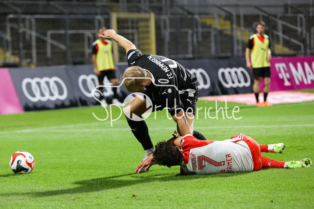FC Bayern Amateure - FC Memmingen | Nicolai BRUGGER (FCM #4) im Duell mit Younes AITAMER (FCB #17) / Zweikampf