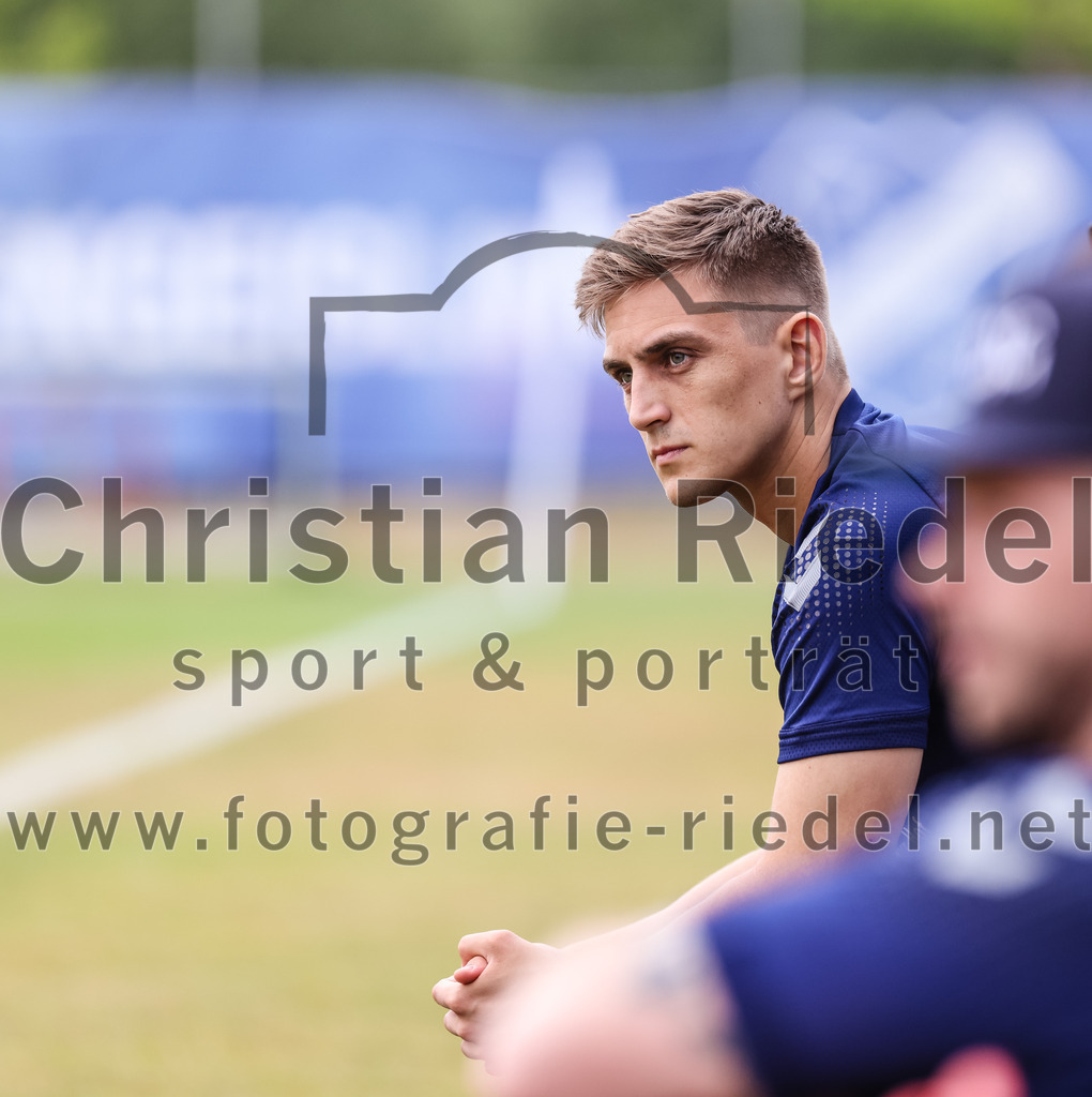 2023-06-30_088_FC_Langengeisling_gegen_VfB_Forstinning | Erding, Deutschland, 30.06.2023:
Fußball, Bezirksliga Oberbayern Ost 2023 / 2024, Testspiel, FC Langengeisling gegen VfB Forstinning, Endergebnis: 3:0

Niko Simak (FC Langengeisling, #3)

Foto: Christian Riedel / fotografie-riedel.net